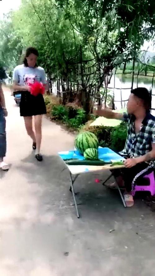 大学生围栏吃瓜视频播放,大学生校园生活新风尚